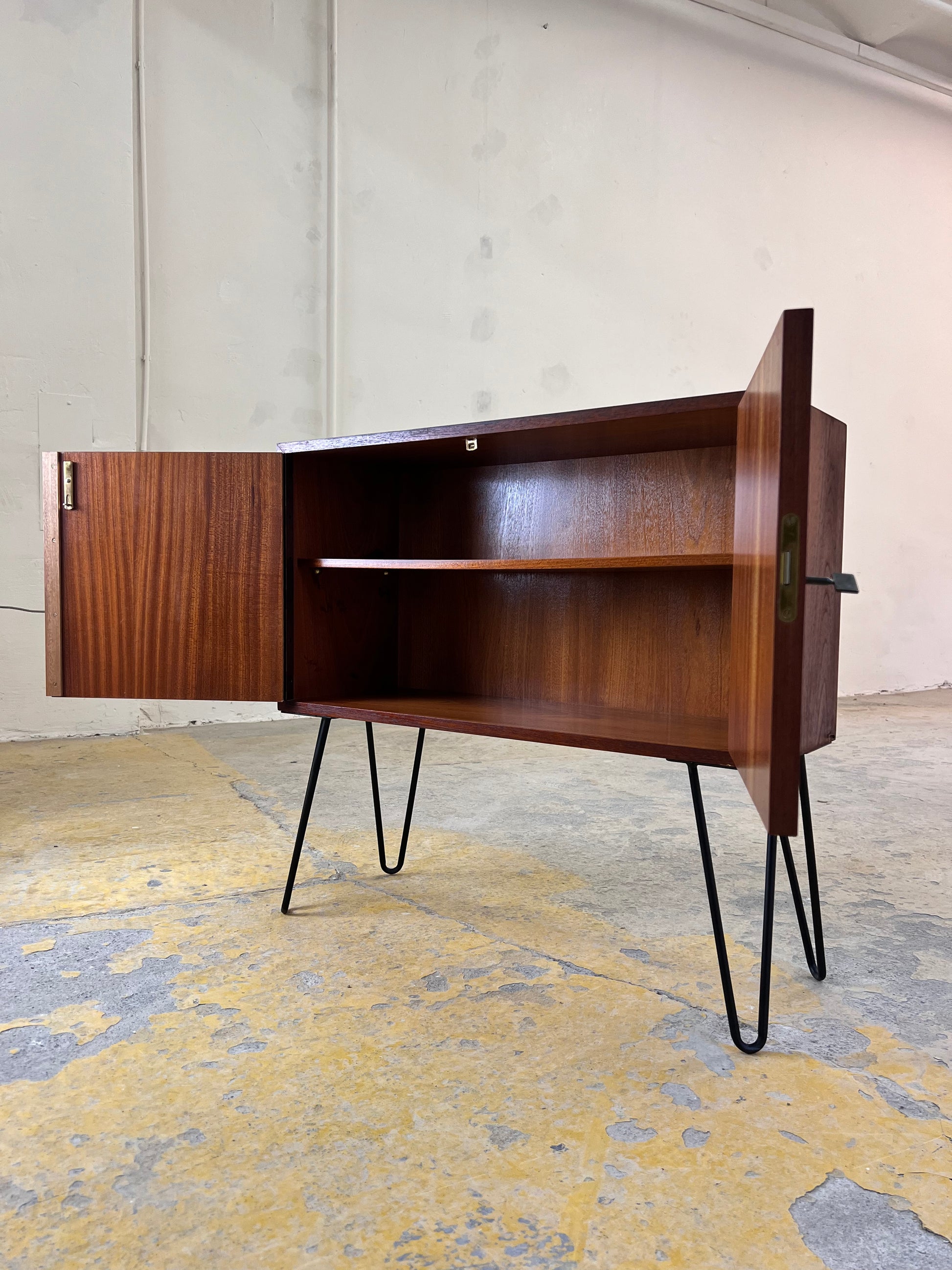 Schmale Kommode Teak auf Hairpinlegs aus Dänemark