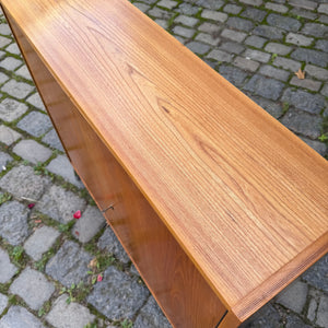 Schrank Typ 605 Ulme mit neuen Chromfüßen von Hellerau