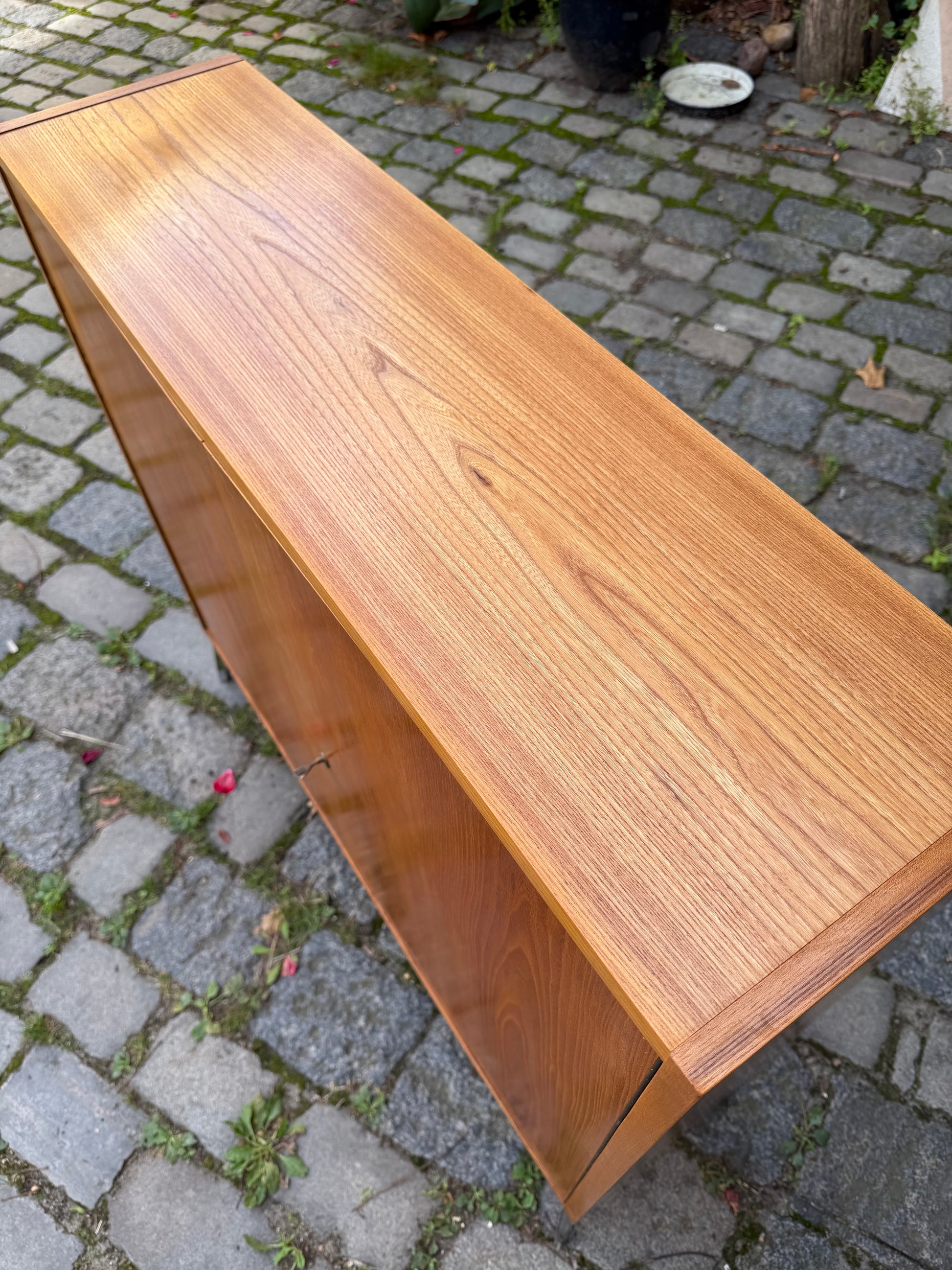 Schrank Typ 605 Ulme mit neuen Chromfüßen von Hellerau