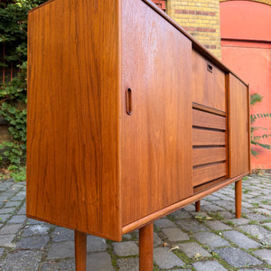 Highboard Teak mit Klappfach & Schiebetüren auf Dänemark