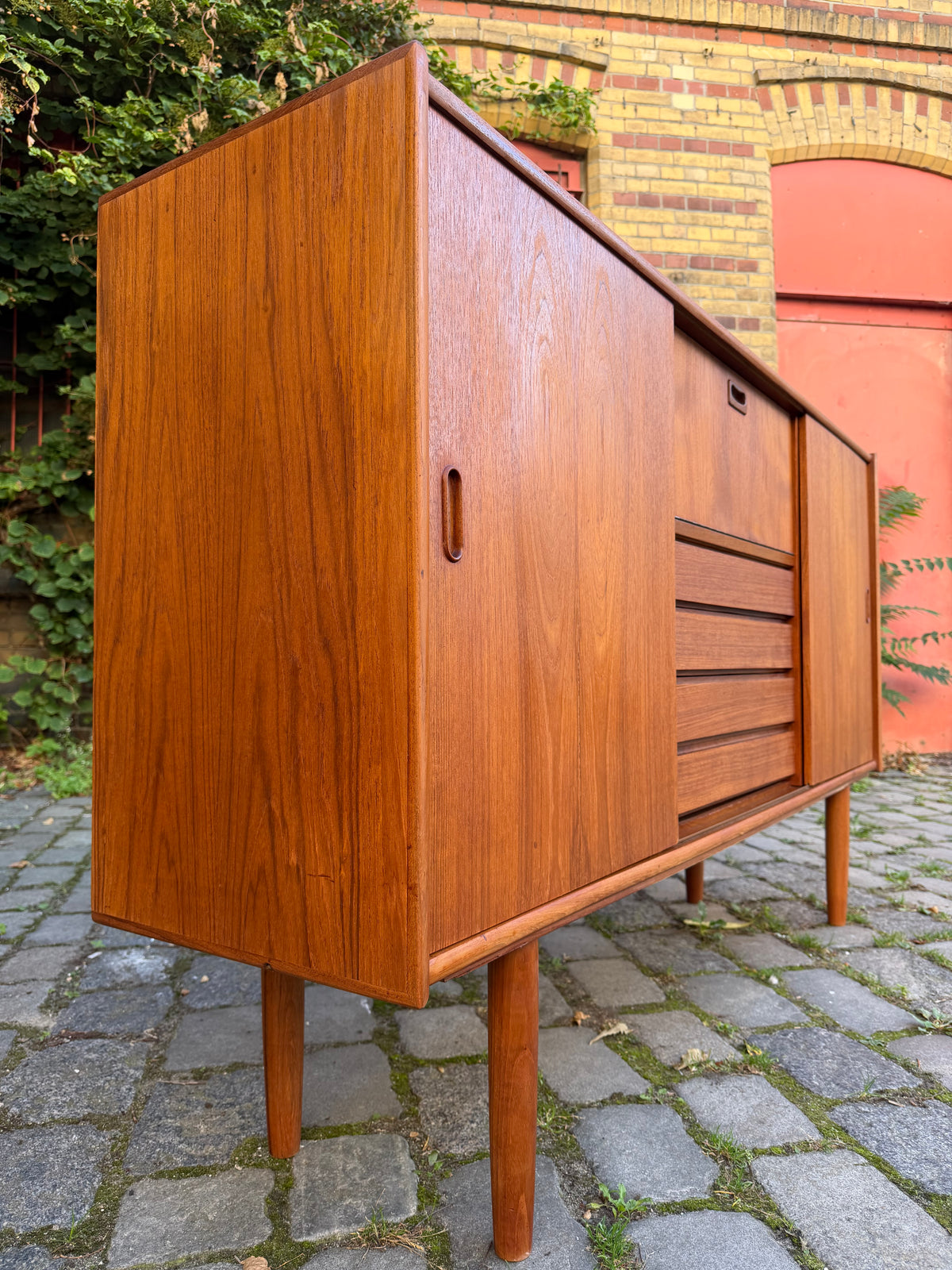 Highboard Teak mit Klappfach & Schiebetüren auf Dänemark