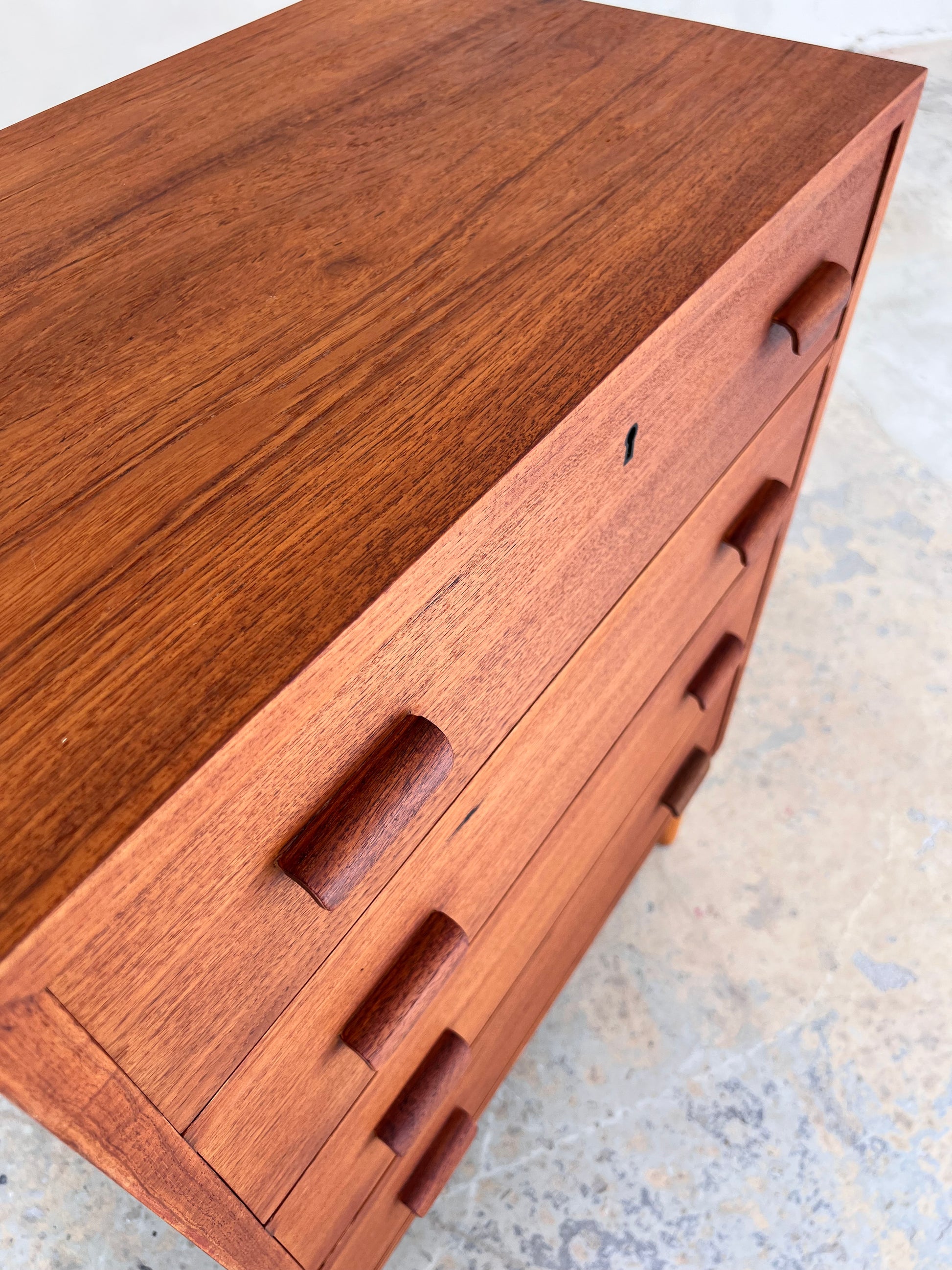 Kommode Teak mit Schloss aus Dänemark