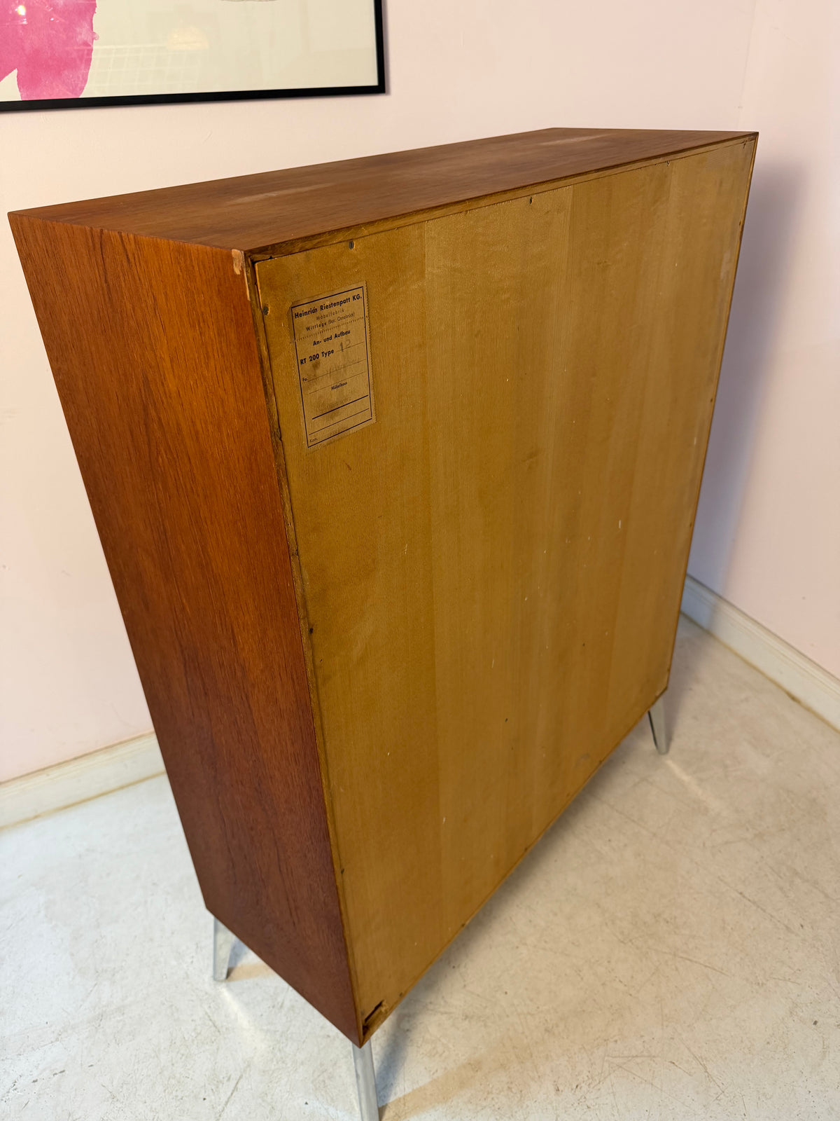 Schrank Teak mit Regalfach, Schloss & neuen Chromfüßen von Heinrich Riestenpatt