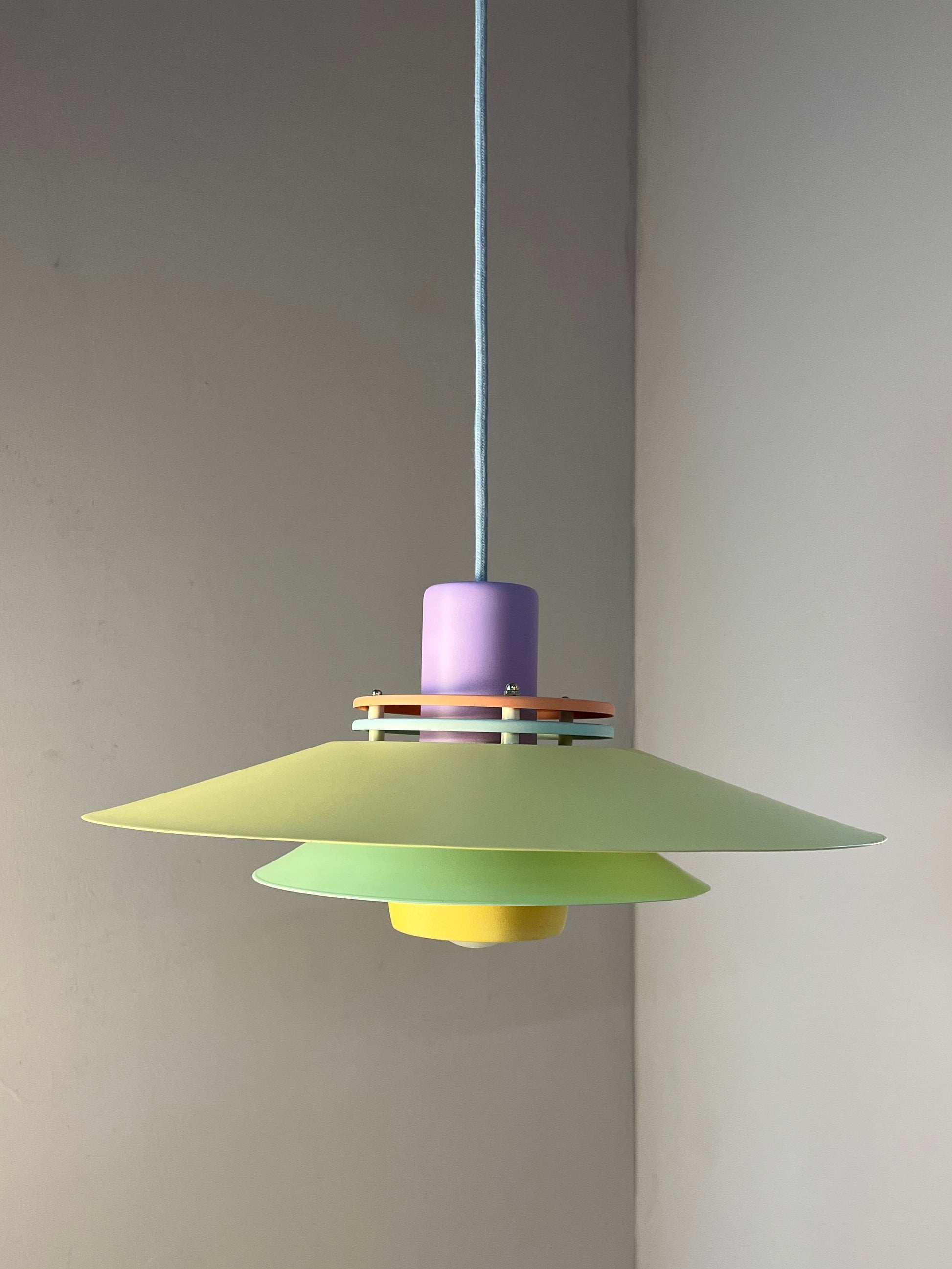 Lamellenlampe neu lackiert flieder gelb mint aus Dänemark