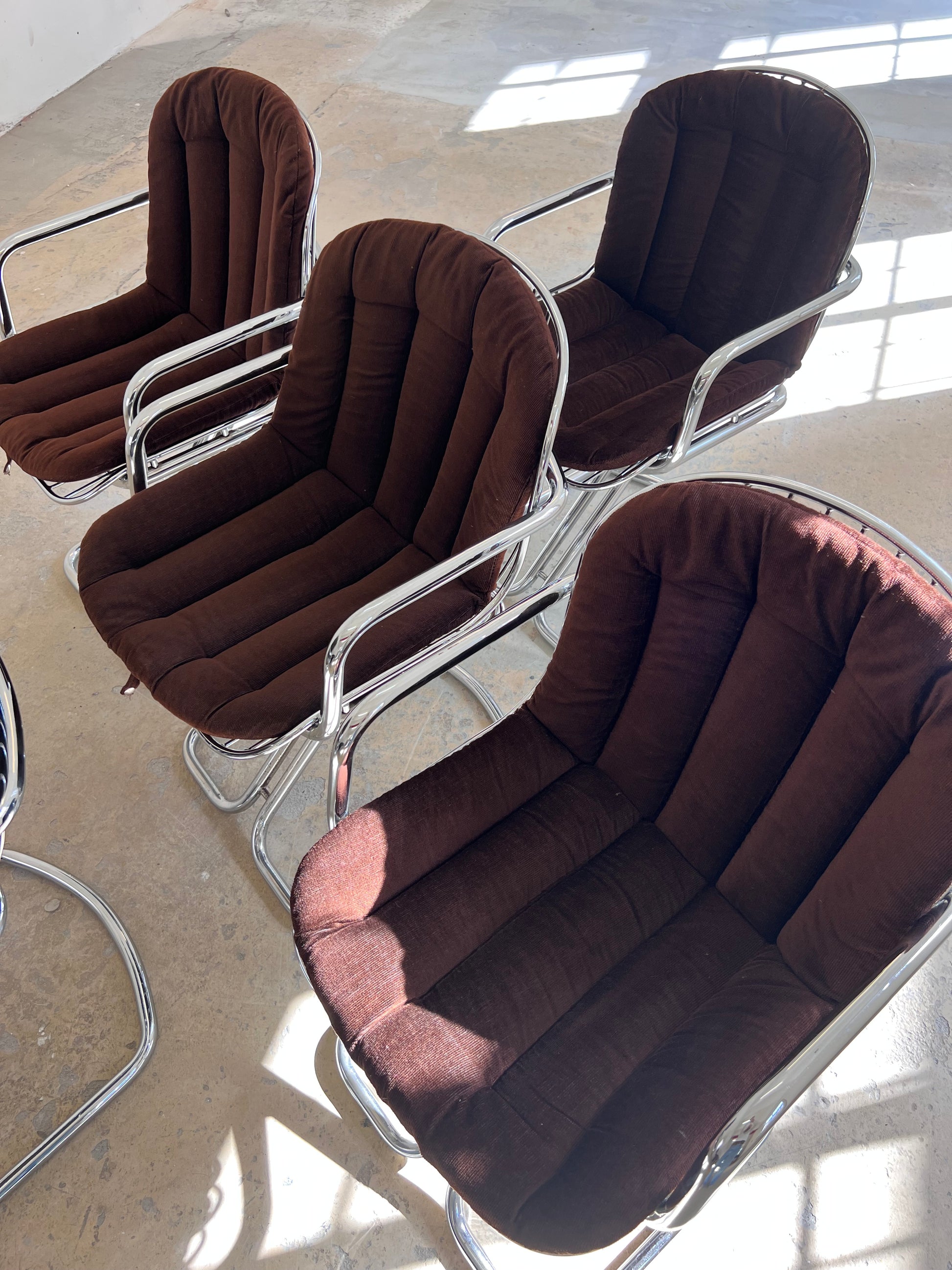 Freischwinger Chrom mit braunem Sitzkissen von Gastone Rinaldi für Rima