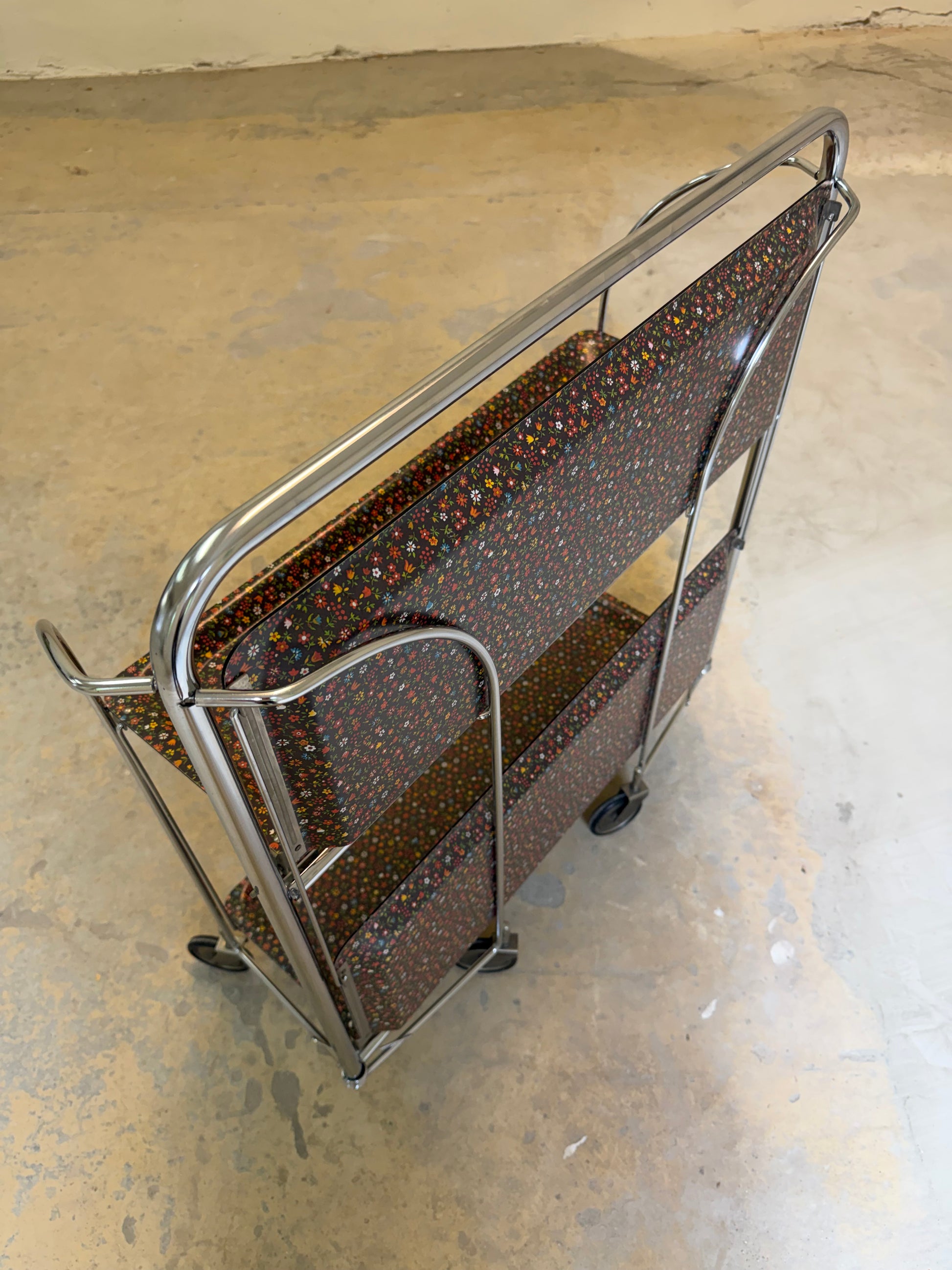 Dinette Servierwagen mit Blümchen und Chrom