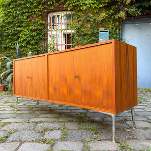 Sideboard Teak mit Flügeltüren & neuen Chromfüßen