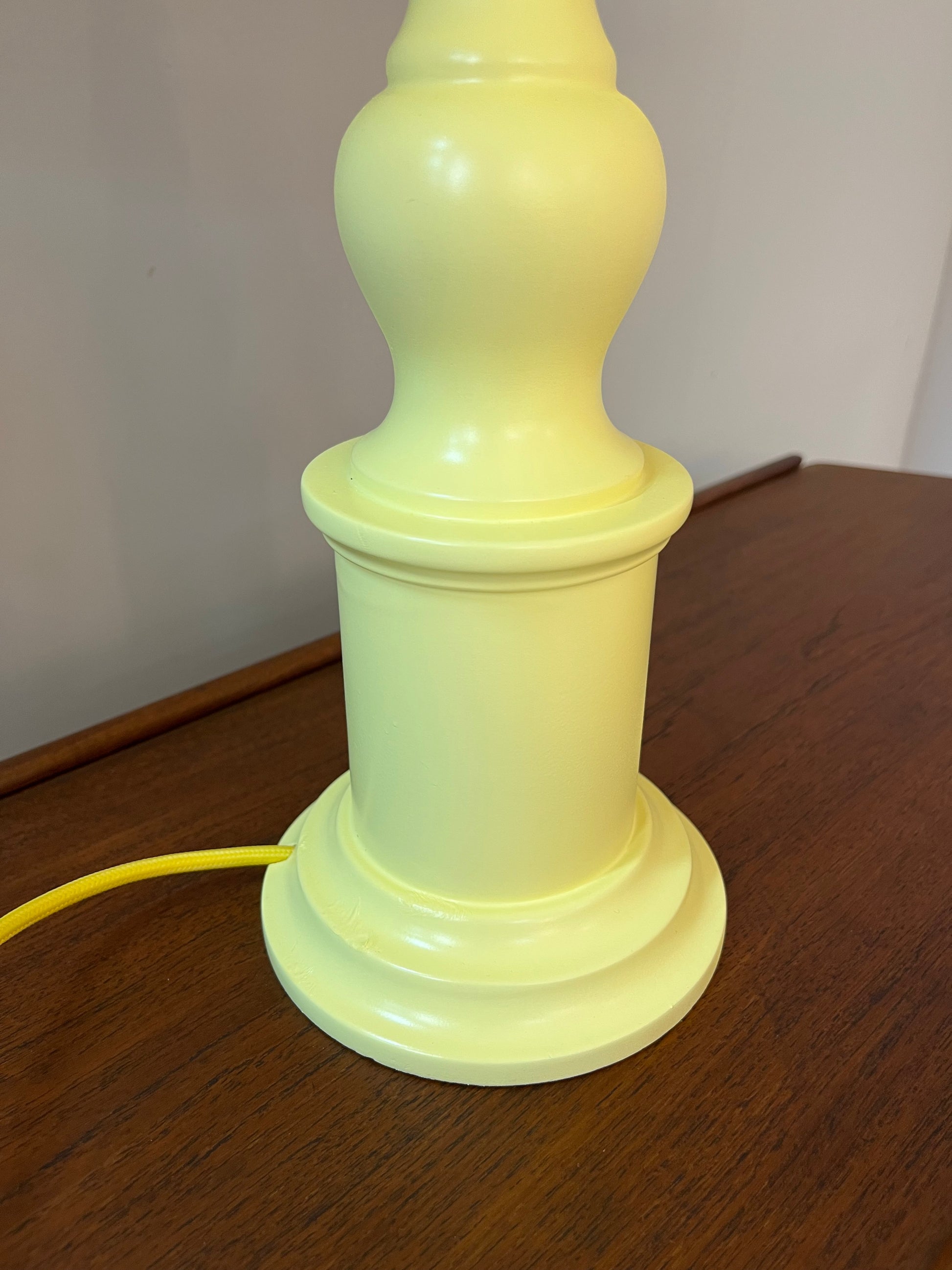 Tischlampe butteryellow neu lackiert