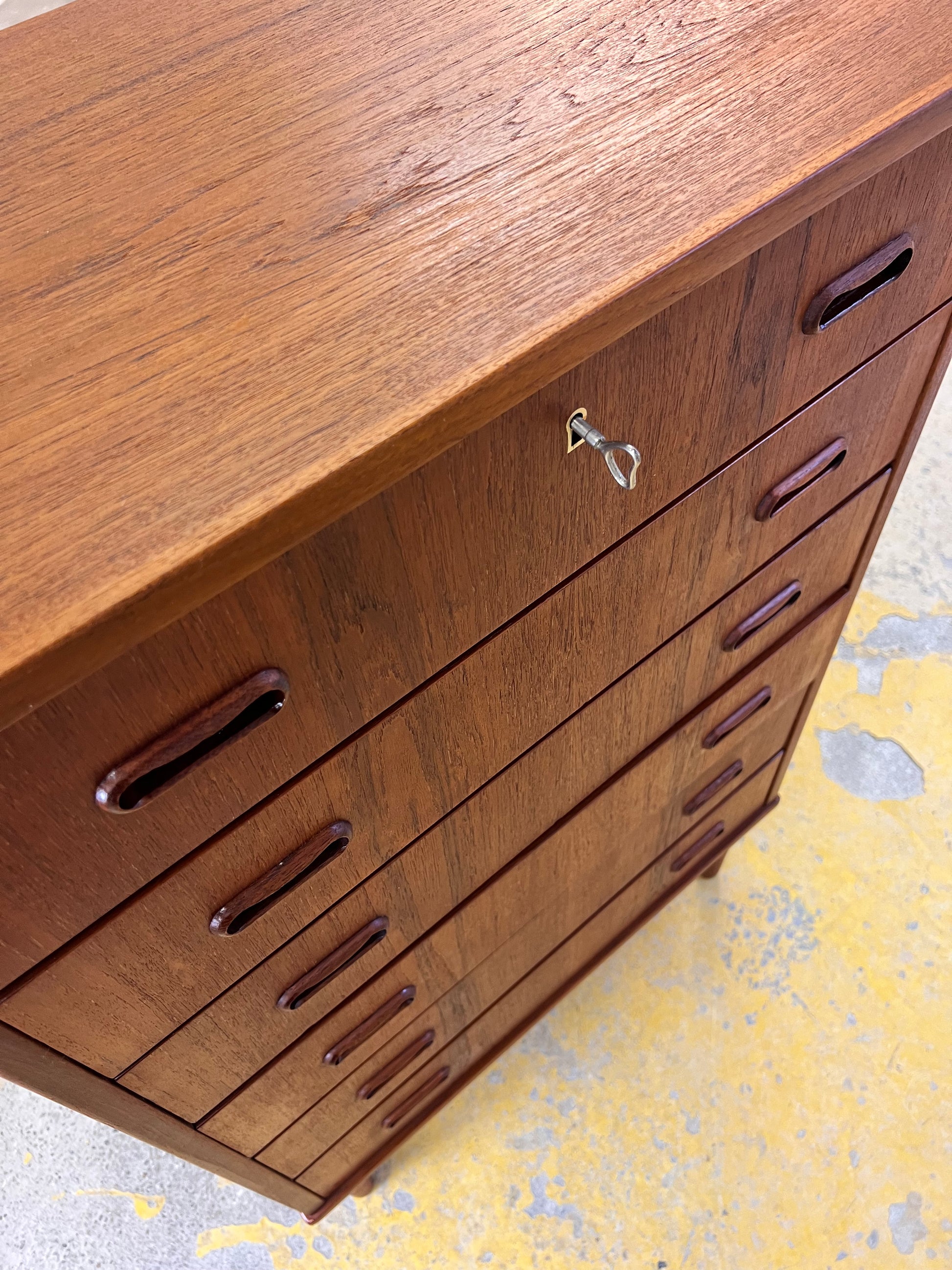 Kommode Teak mit Schloss aus Dänemark