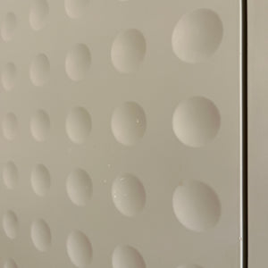 Highboard weiß mit kreisförmigem Reliefmuster & Minibar aus Belgien