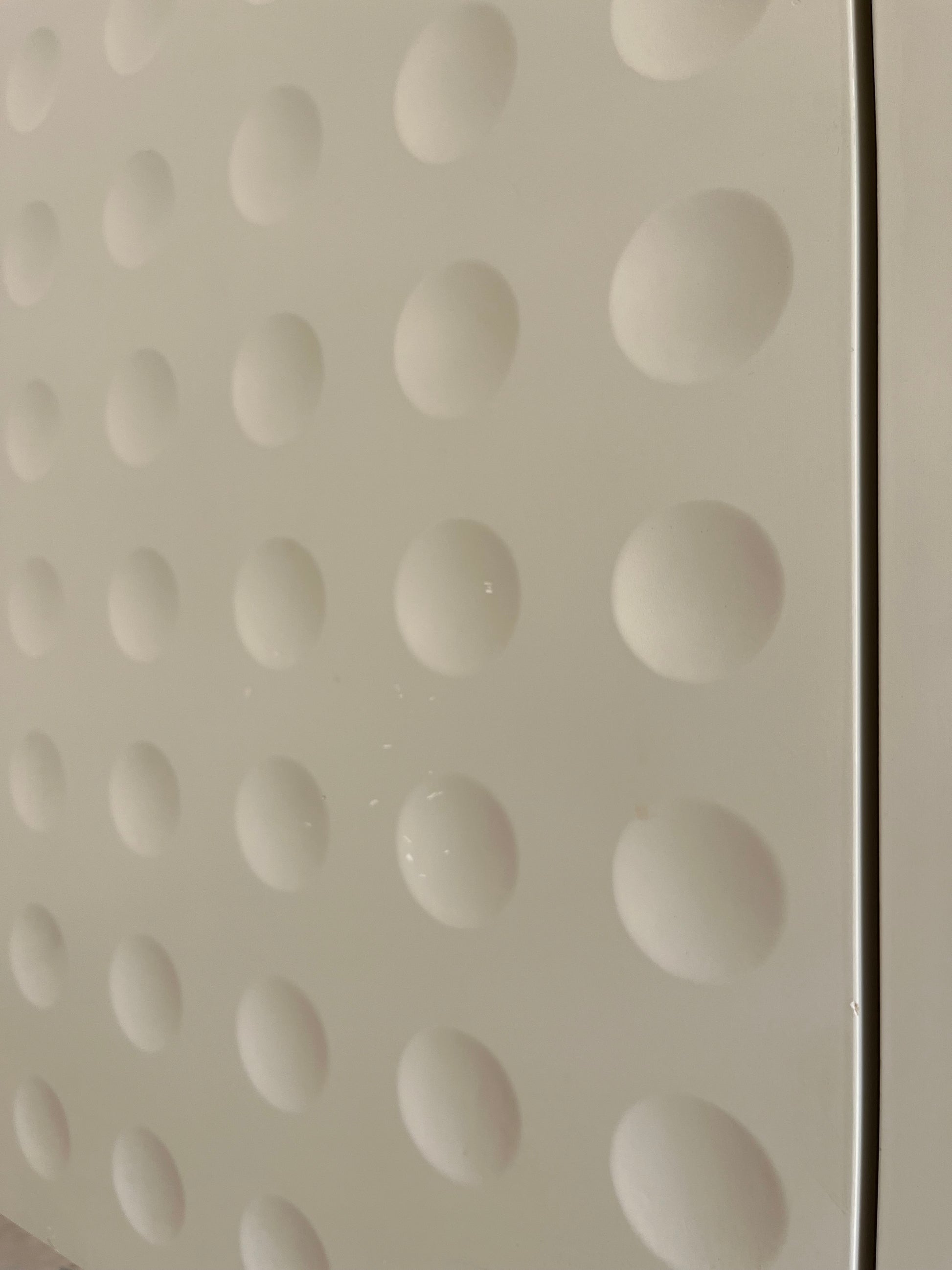 Highboard weiß mit kreisförmigem Reliefmuster & Minibar aus Belgien