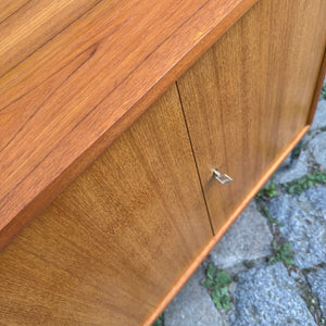 Kleines Sideboard mit Schloss & neuen Chromfüßen