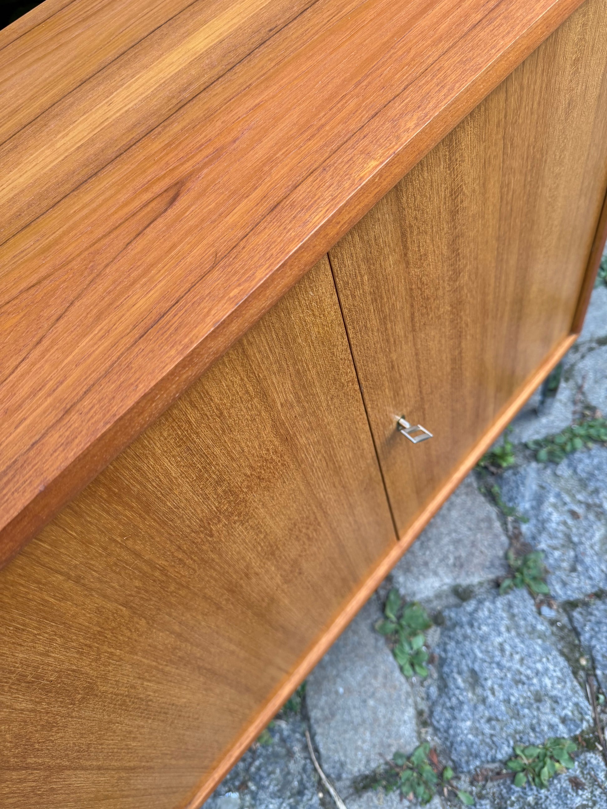 Kleines Sideboard mit Schloss & neuen Chromfüßen