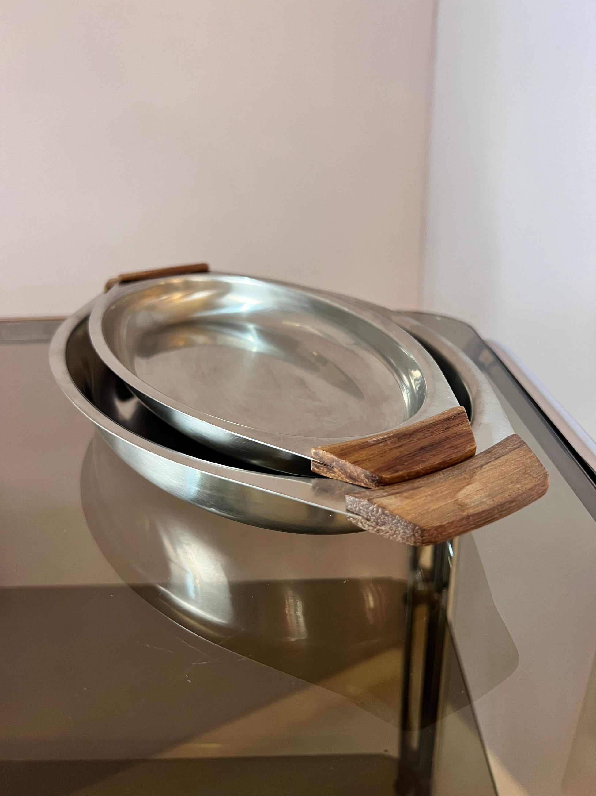 Set: 2 Tabletts Edelstahl mit Teak Griffen von VOSS