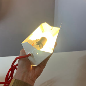 Wandlampe weiß Metall mit rotem Kabel