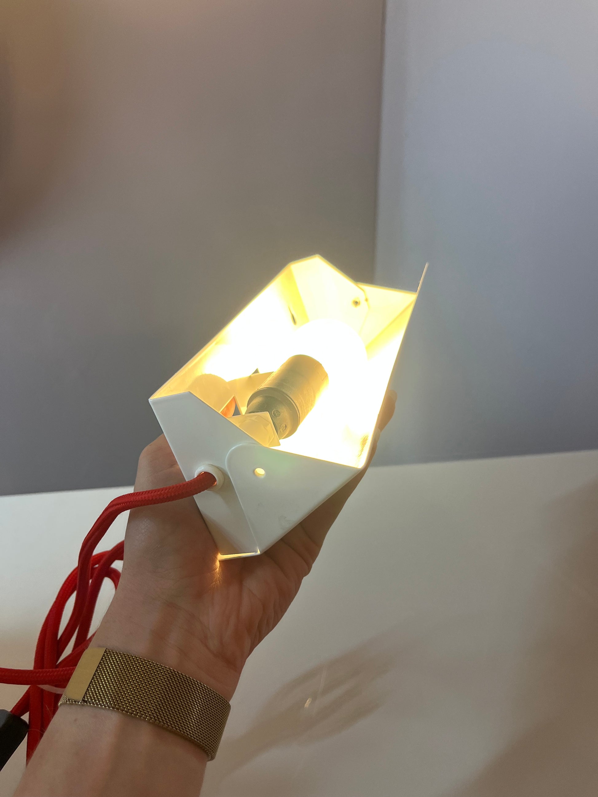 Wandlampe weiß Metall mit rotem Kabel