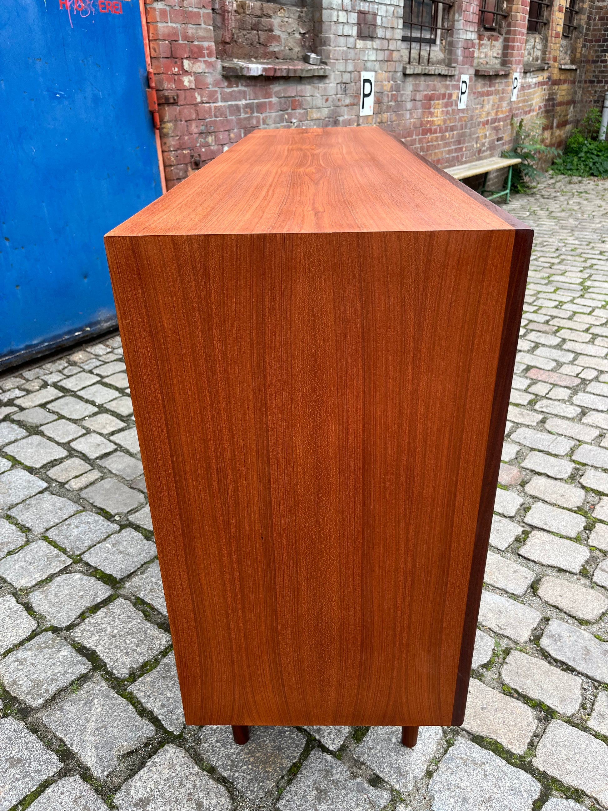 Highboard Teak mit schrägen Griffen aus Dänemark