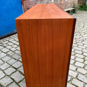Highboard Teak mit schrägen Griffen aus Dänemark