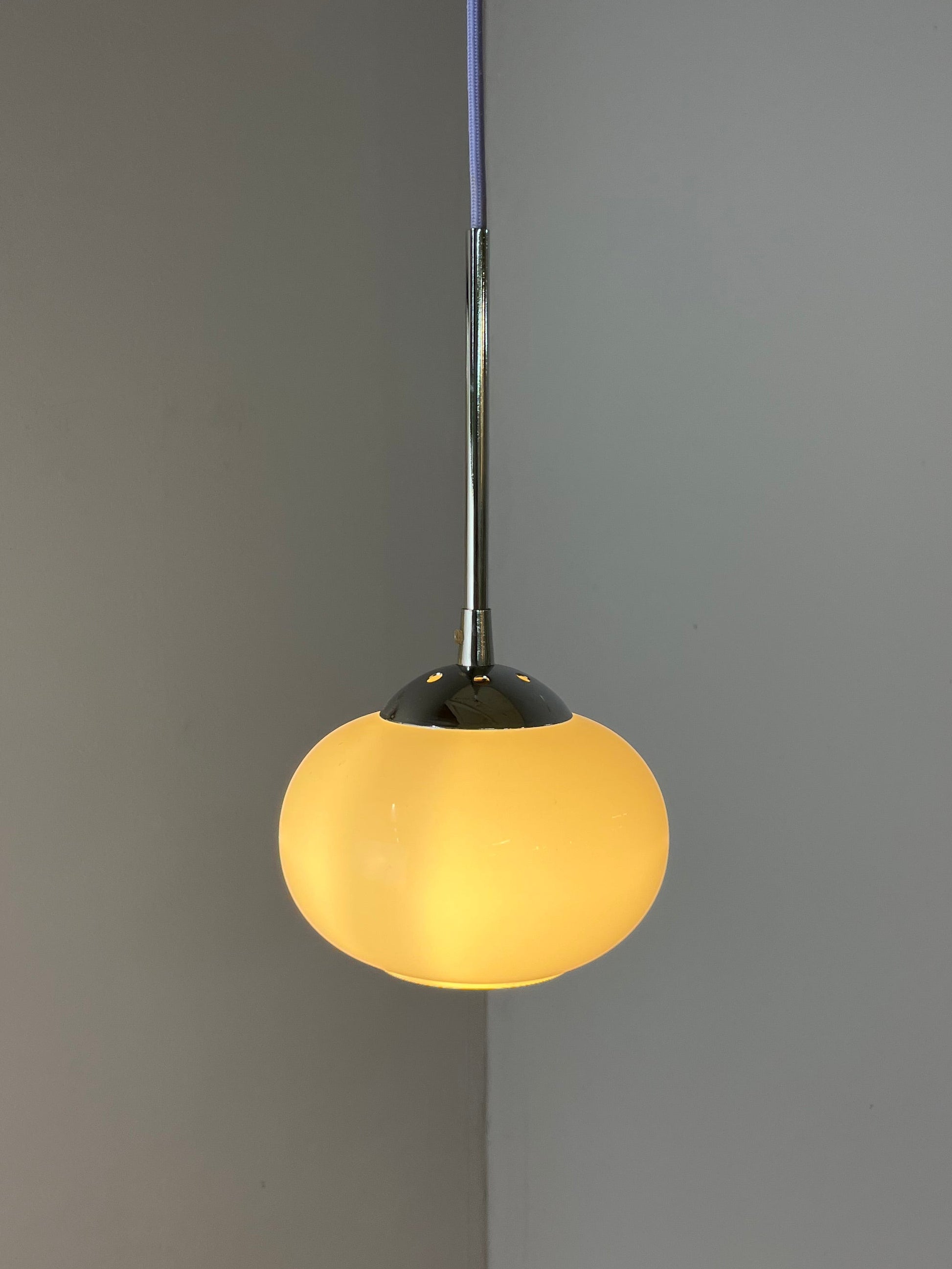 Hängelampe weiß Glas Chrom mit Stab