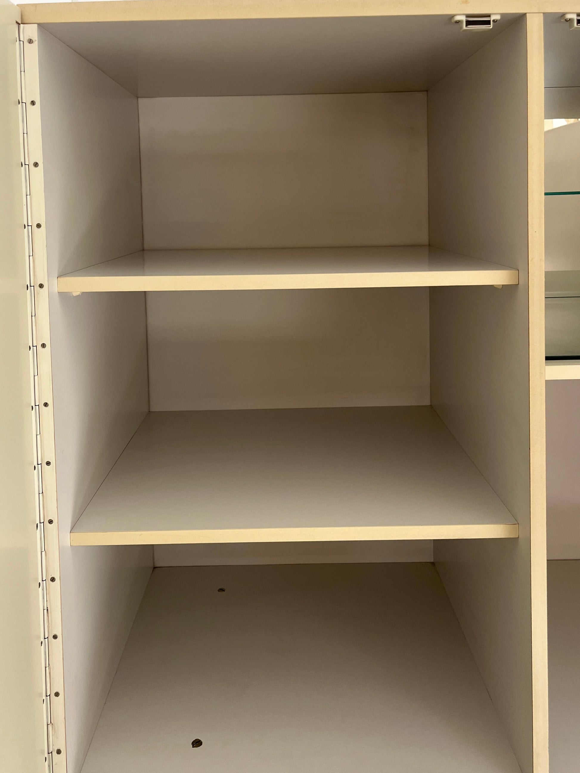 Highboard weiß mit kreisförmigem Reliefmuster & Minibar aus Belgien