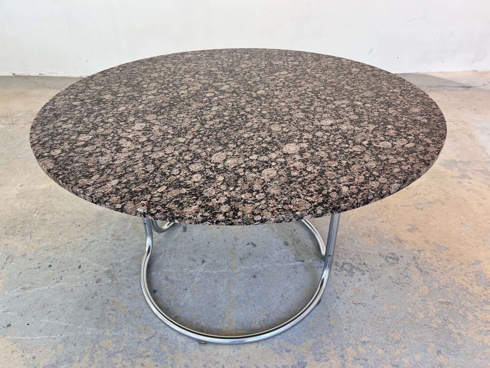 Runder Esstisch Granit Chrom von Giotto Stoppino