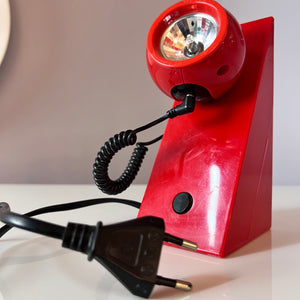 Tischlampe rot mit magnetischem Kugelkopf von Brilliant Leuchten