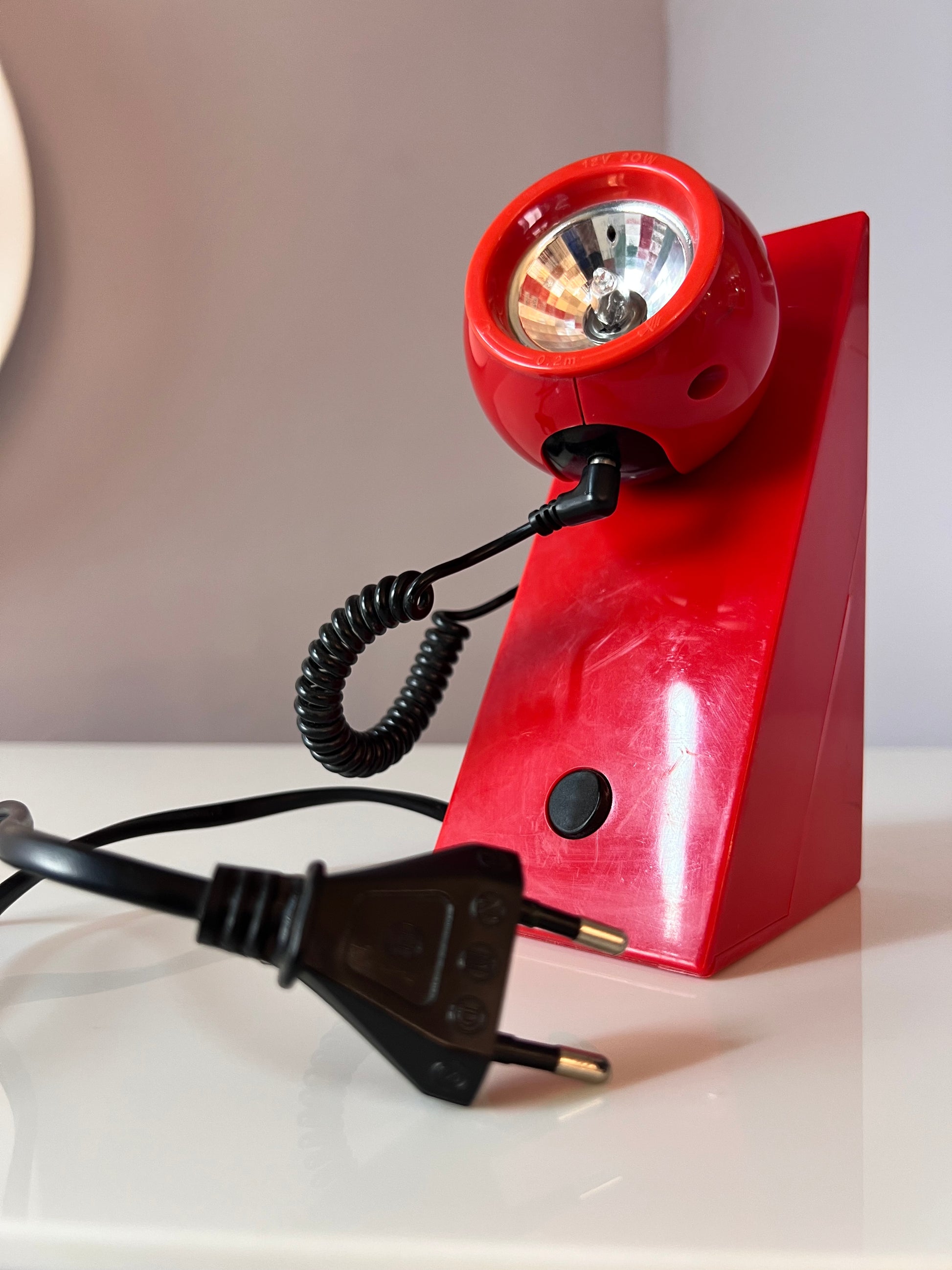 Tischlampe rot mit magnetischem Kugelkopf von Brilliant Leuchten