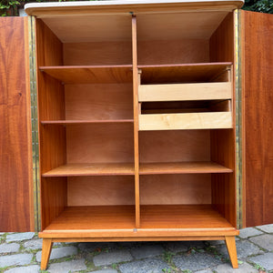 Kleiderschrank Ahorn mit cremefarbener Deckplatte