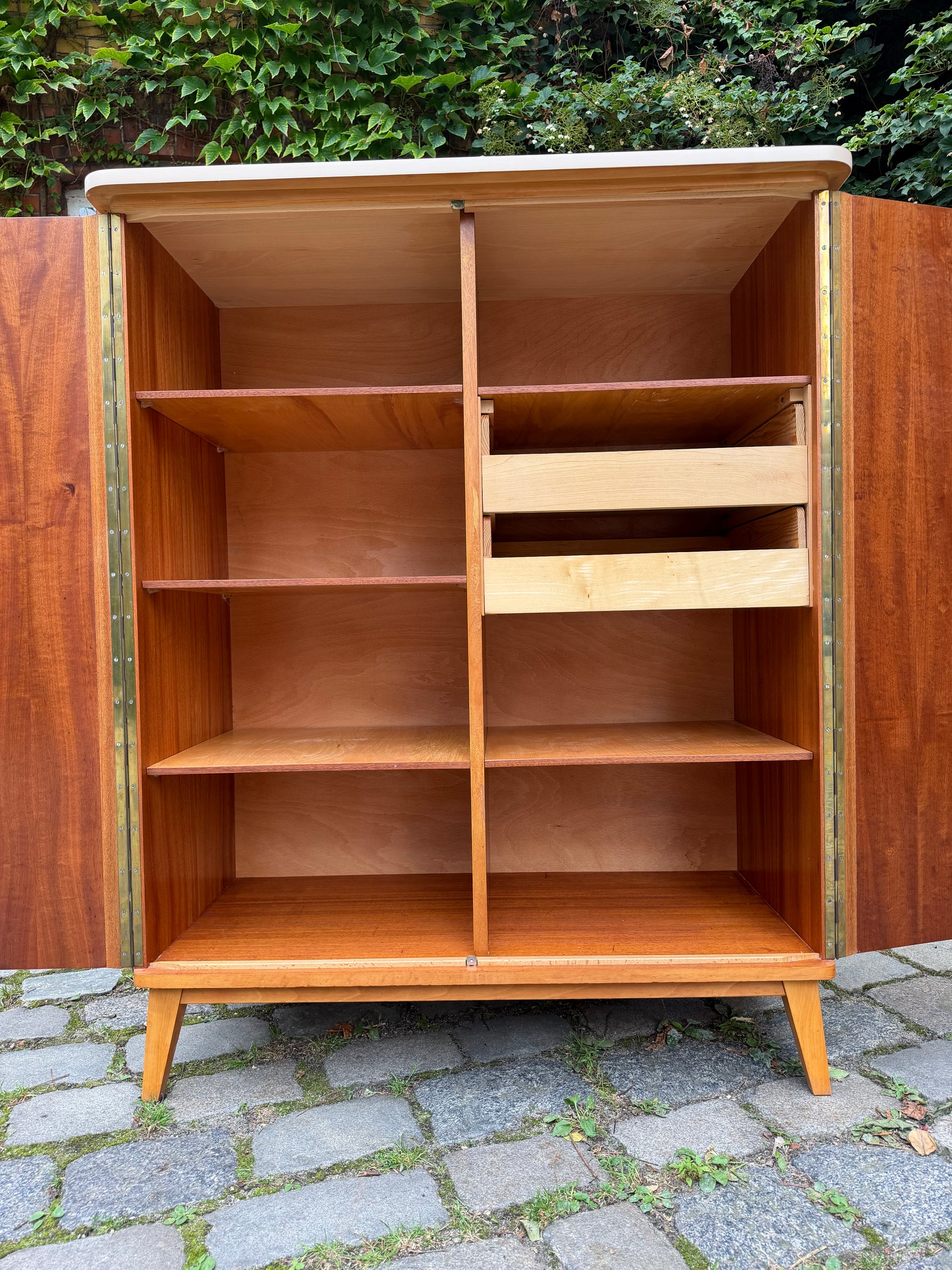 Kleiderschrank Ahorn mit cremefarbener Deckplatte