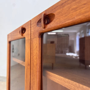 Vitrinenschrank Teak mit neuen Chromfüßen von H.W.Klein für Bramin