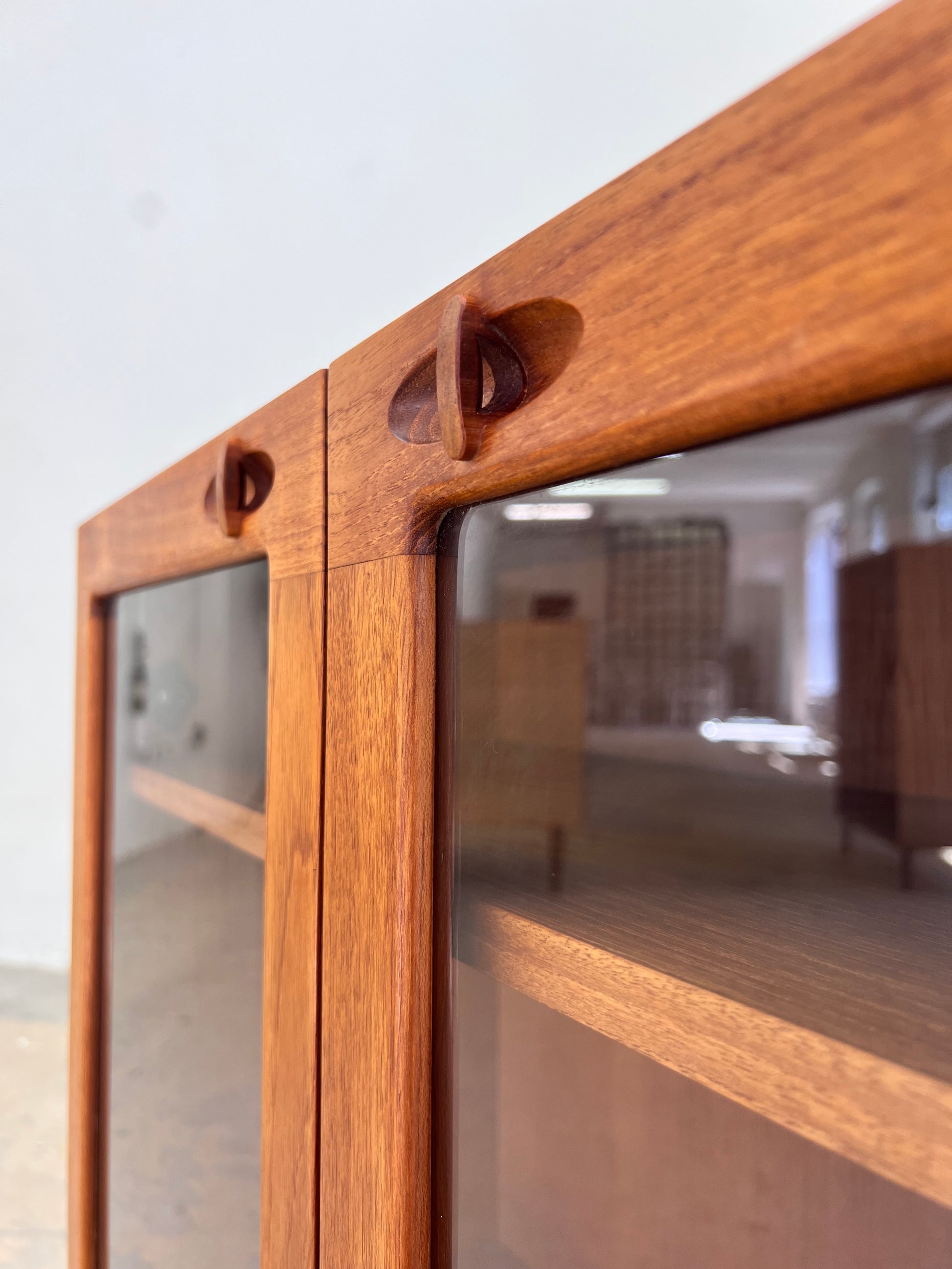 Vitrinenschrank Teak mit neuen Chromfüßen von H.W.Klein für Bramin