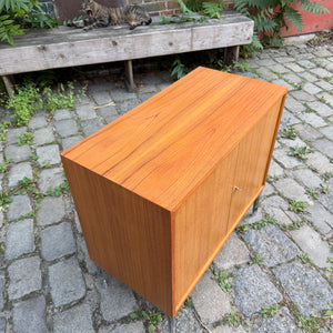 Kleines Sideboard mit Schloss & neuen Chromfüßen