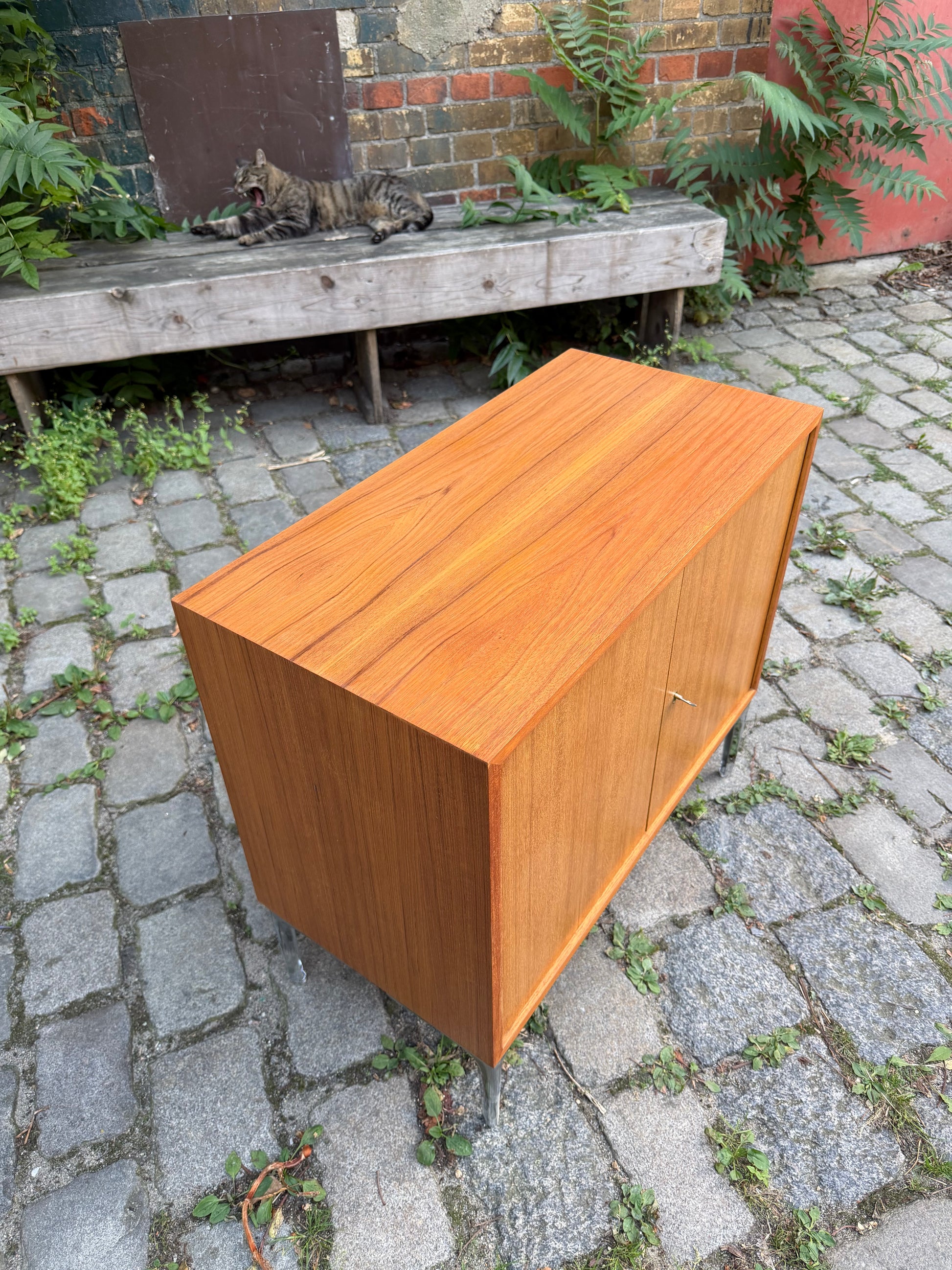 Kleines Sideboard mit Schloss & neuen Chromfüßen