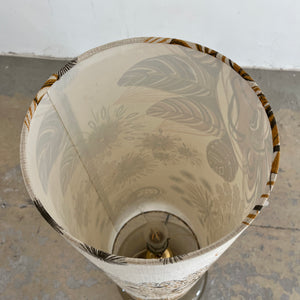 Stehlampe mit Rauchglasfuß und floralem Schirm
