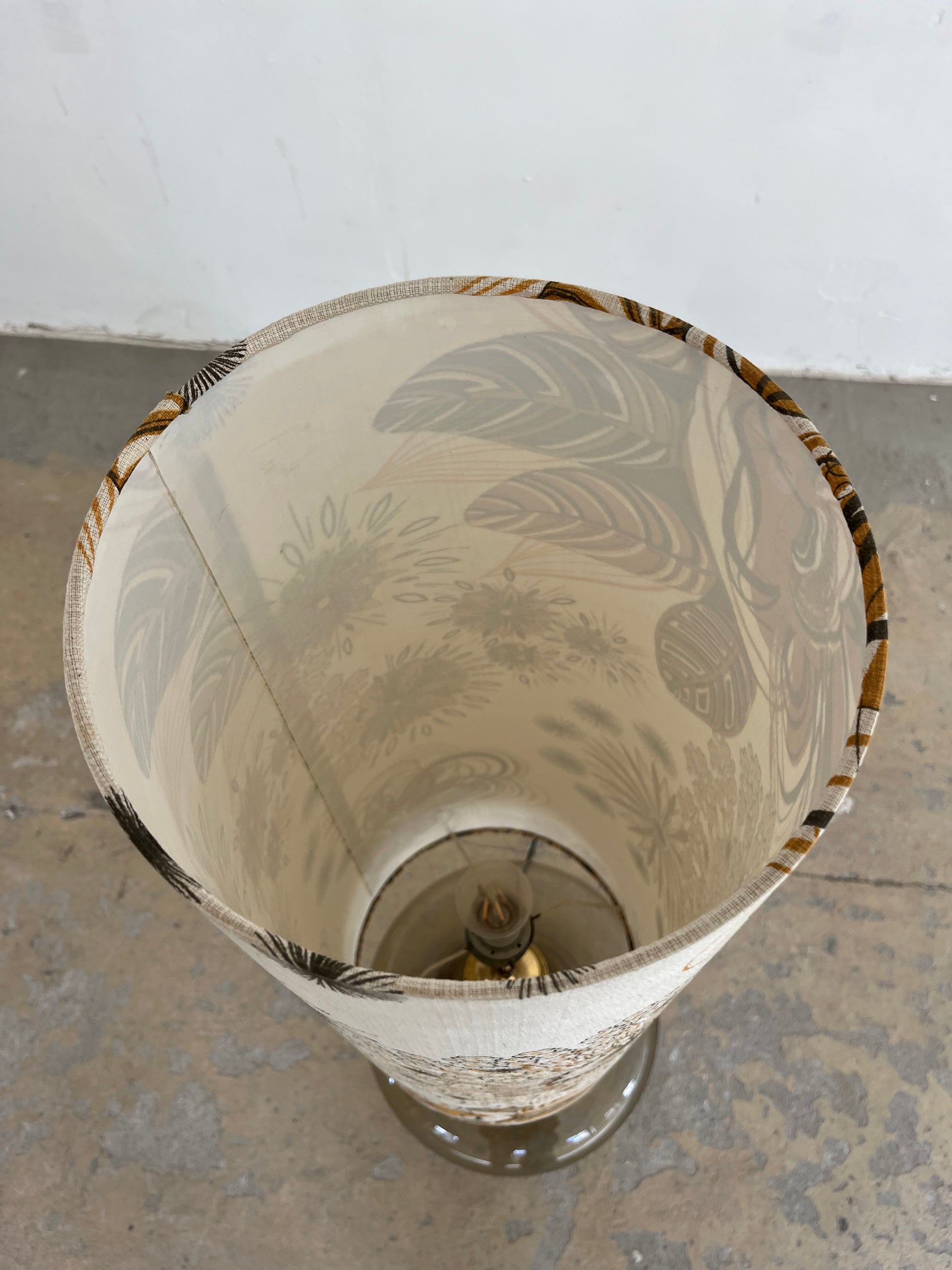 Stehlampe mit Rauchglasfuß und floralem Schirm