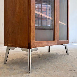 Vitrinenschrank Teak mit neuen Chromfüßen von H.W.Klein für Bramin