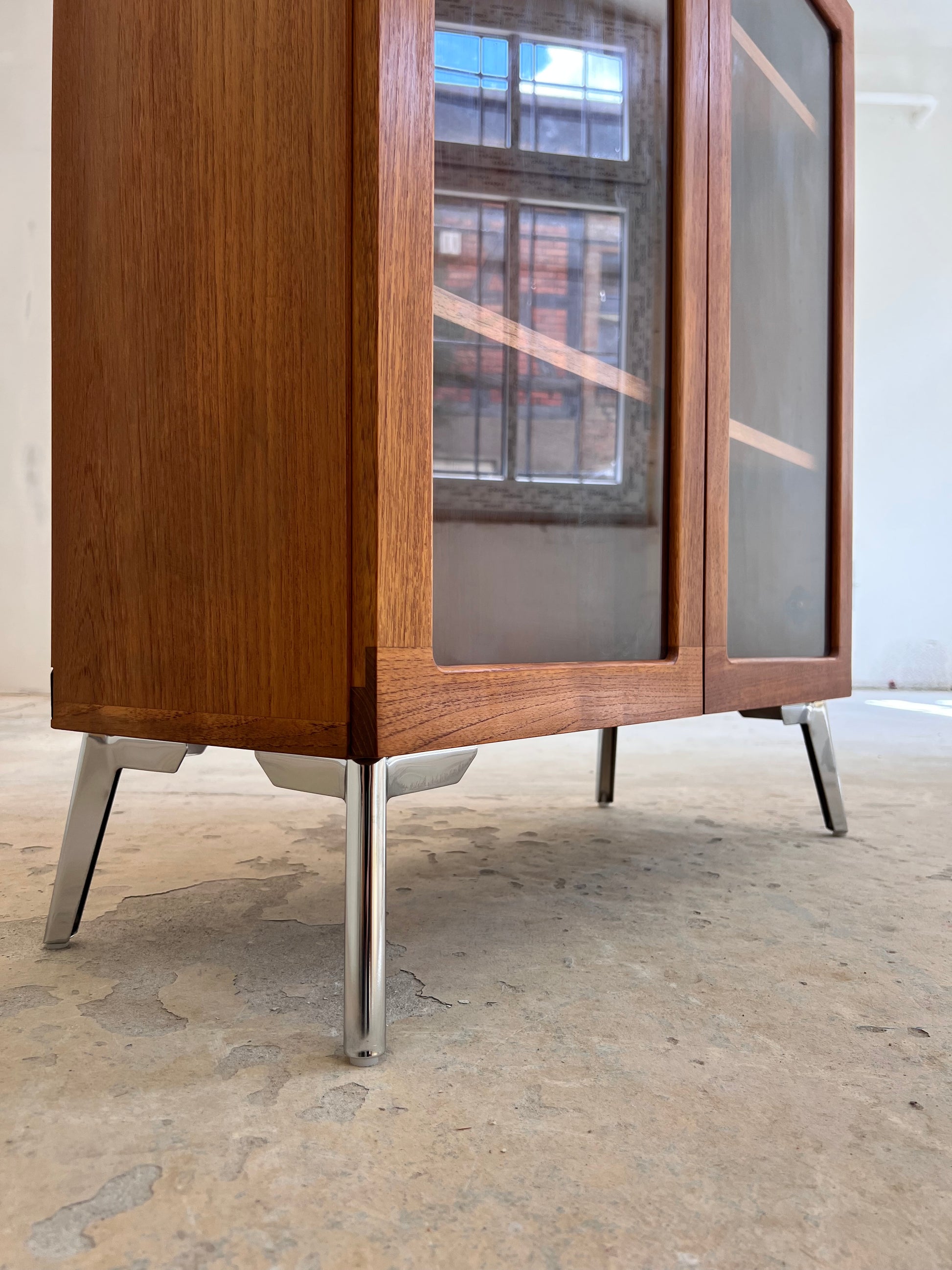 Vitrinenschrank Teak mit neuen Chromfüßen von H.W.Klein für Bramin
