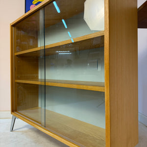 Vitrine Esche mit hellblauer Rückwand & neuen Chromfüßen von Hellerau