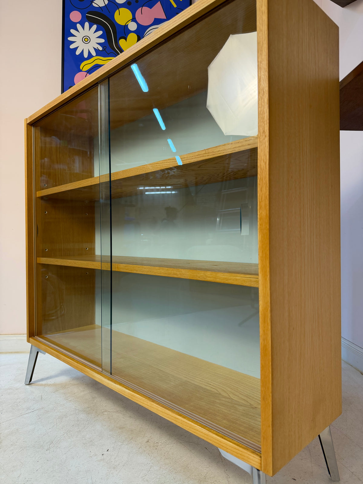 Vitrine Esche mit hellblauer Rückwand & neuen Chromfüßen von Hellerau