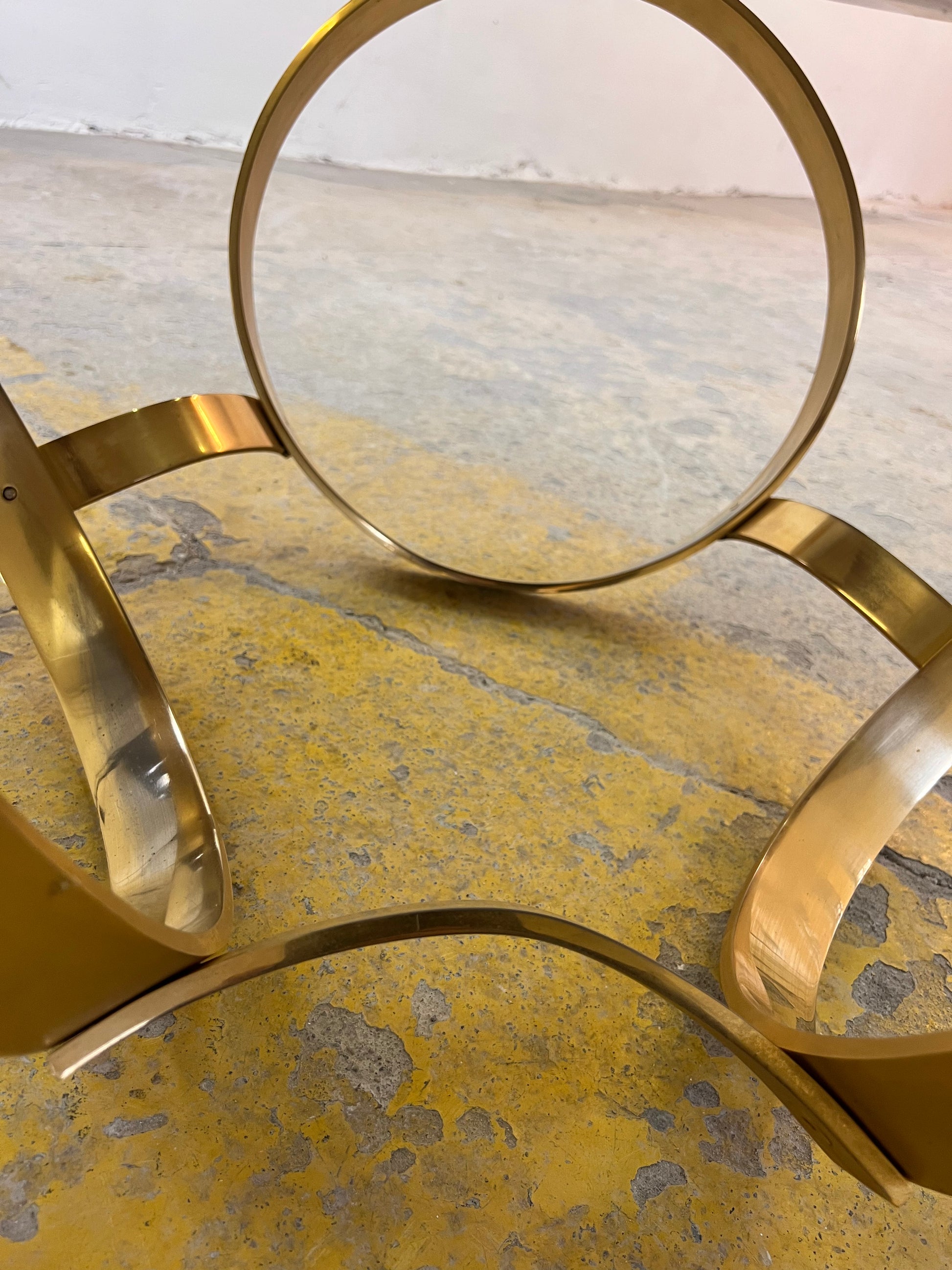 Runder Hesterberg Couchtisch mit Kreisgestell Messing Rauchglas