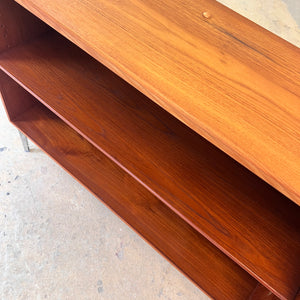 Regal Teak mit neuen Chromfüßen