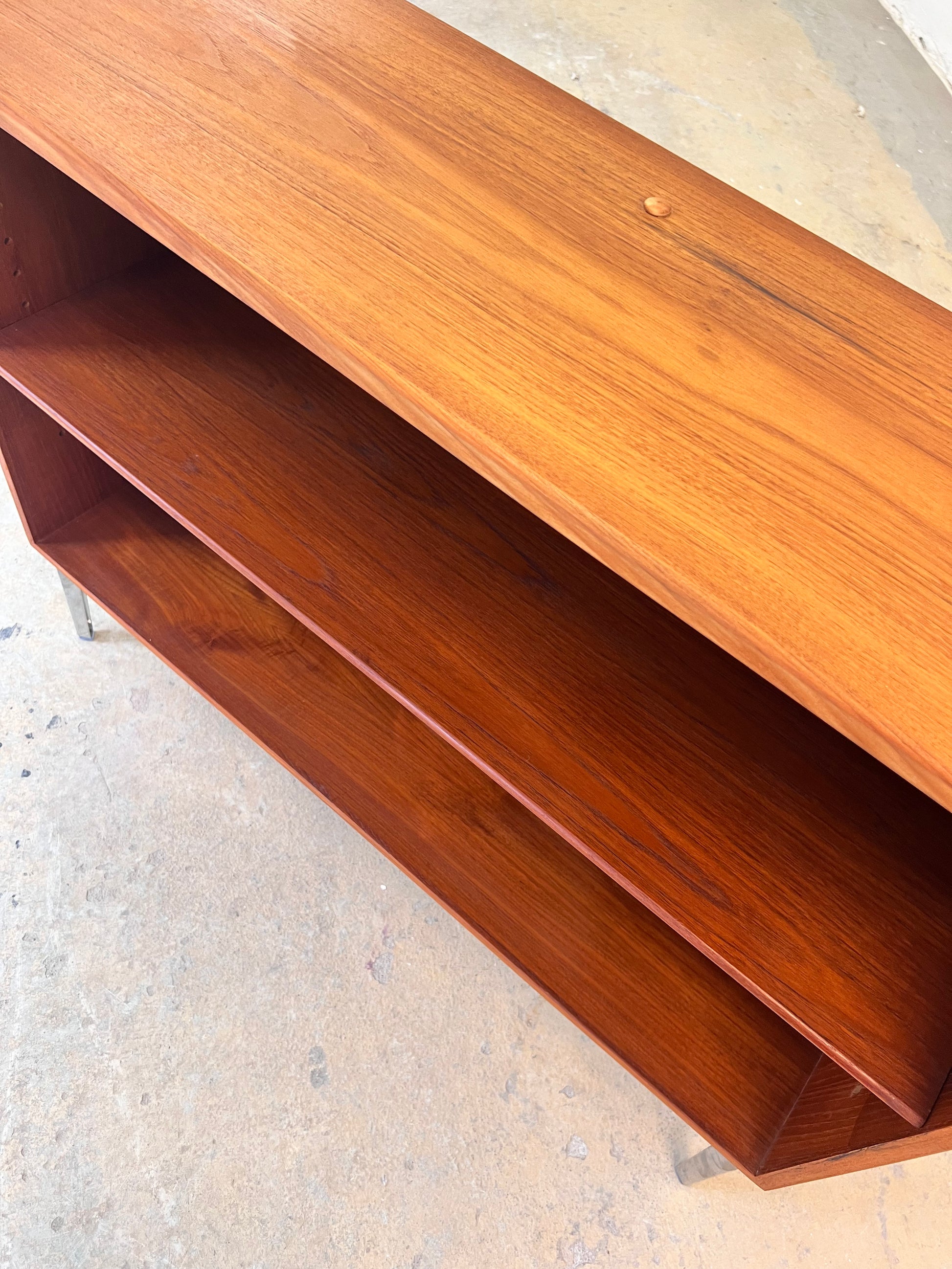 Regal Teak mit neuen Chromfüßen