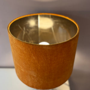 Tischlampe mit orangem Samtschirm