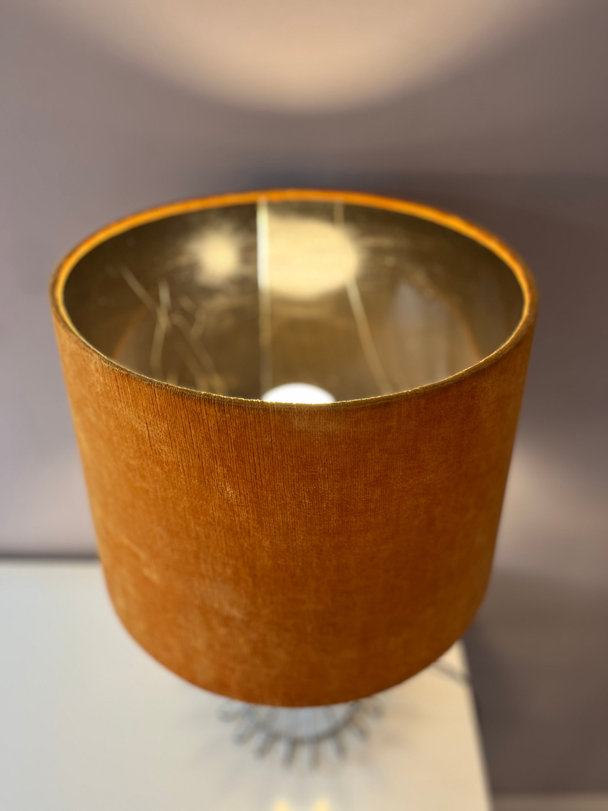 Tischlampe mit orangem Samtschirm