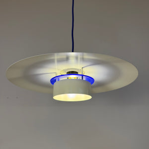 Lammellenlampe weiß mit blauem Akzent aus Dänemark