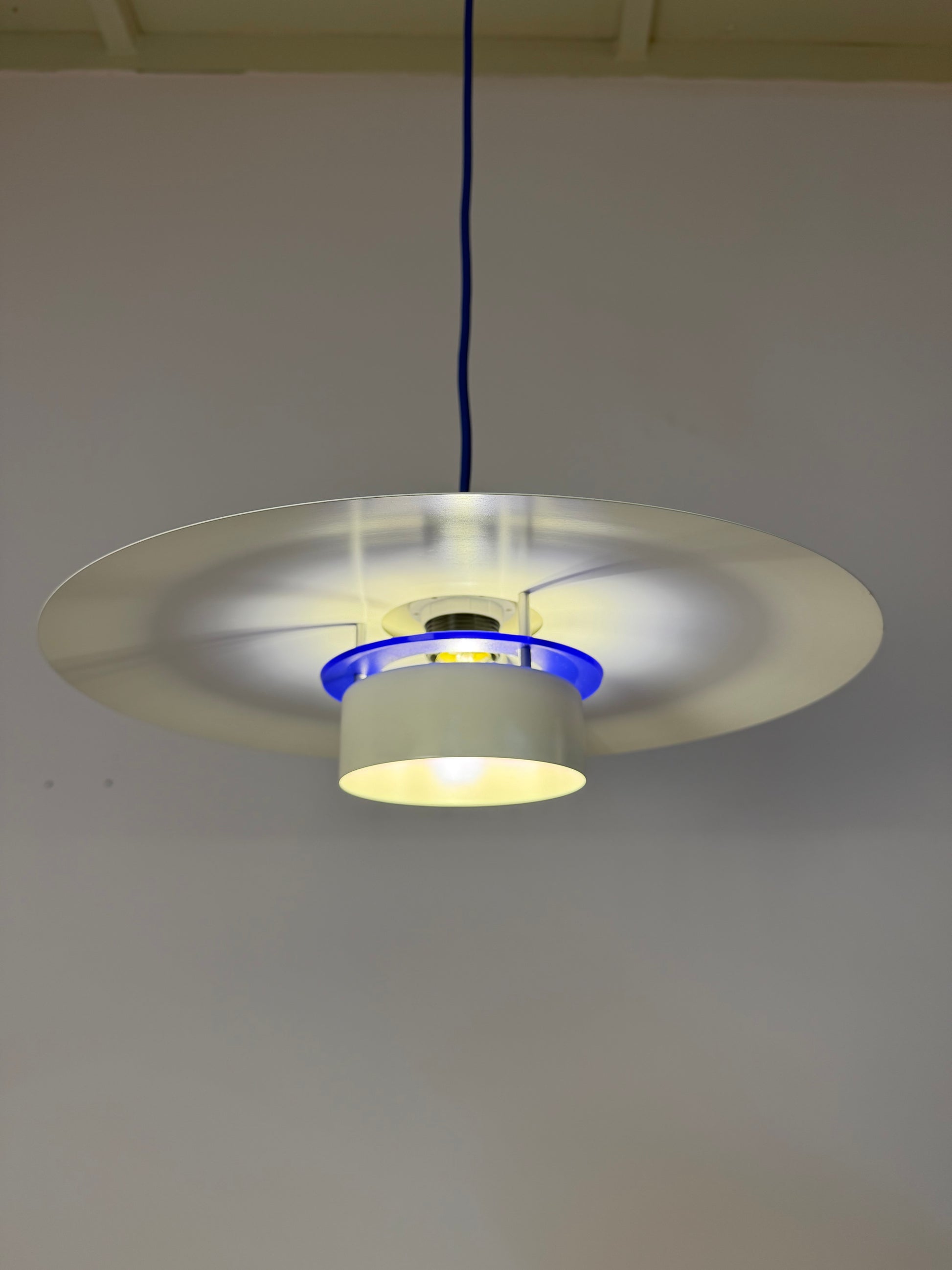 Lammellenlampe weiß mit blauem Akzent aus Dänemark