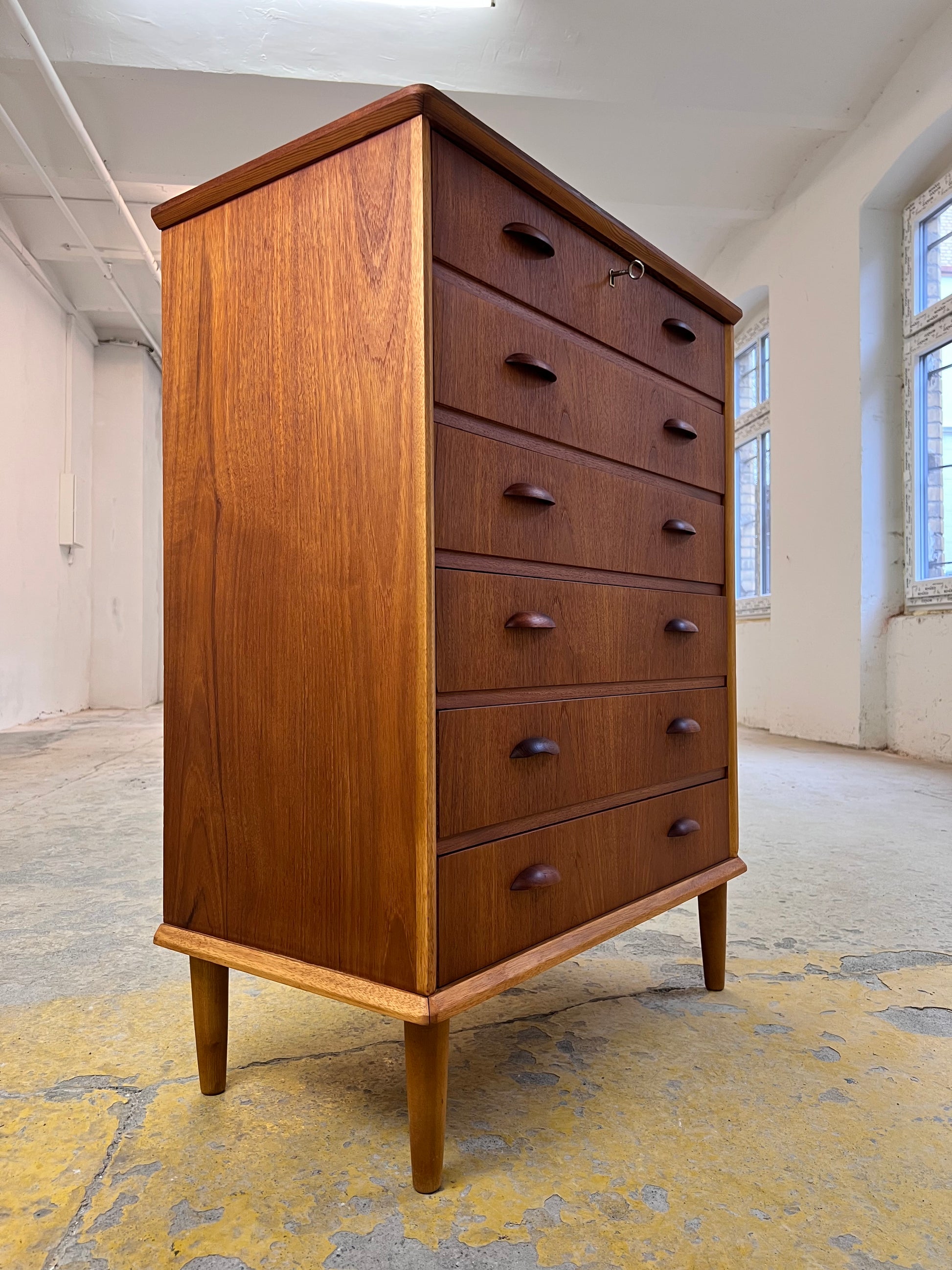 Kommode Teak mit Muschelgriffen aus Dänemark