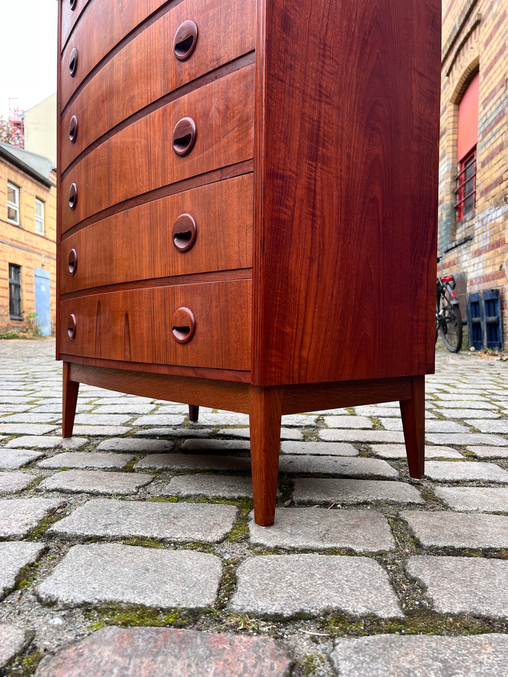 Kommode Teak mit gerundeter Front aus Dänemark