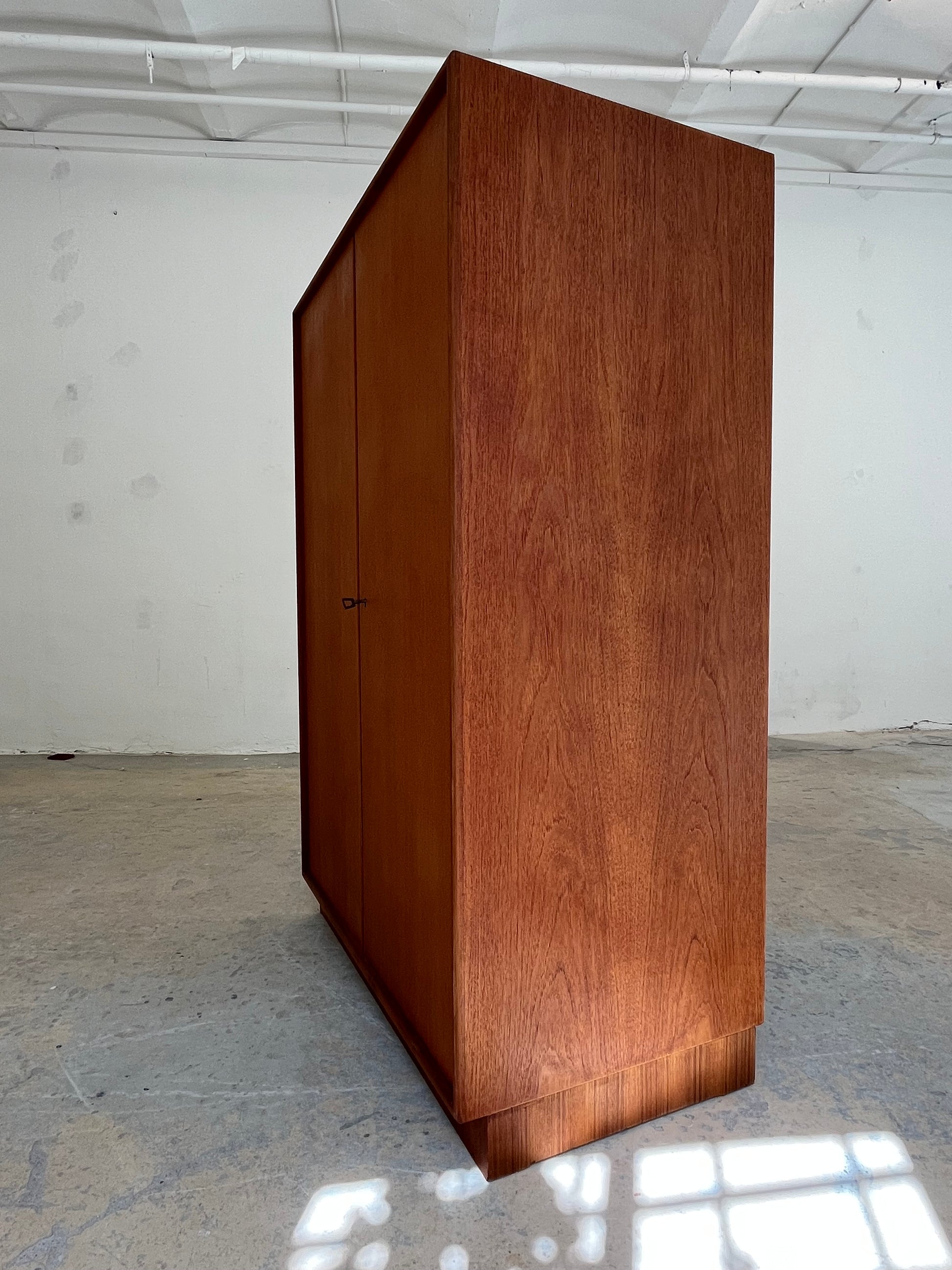 Großer Kleiderschrank Teak von rt Möbel