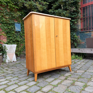 Kleiderschrank Ahorn mit cremefarbener Deckplatte